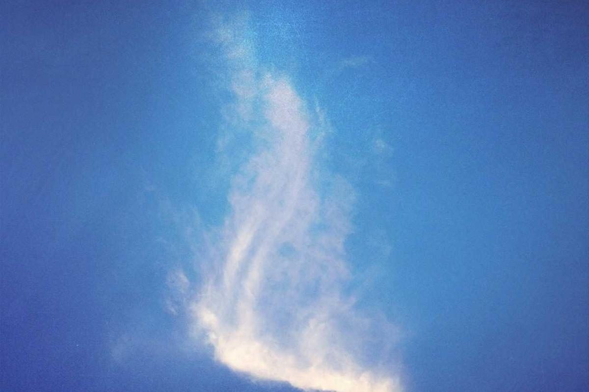 天空中的云层与蓝色天光
